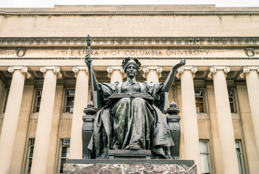 Альма-матер — бронзовая, расположенная на ступенях Мемориальной библиотеки Лоу в кампусе Колумбийского университета. Олицетворяет собой университет.