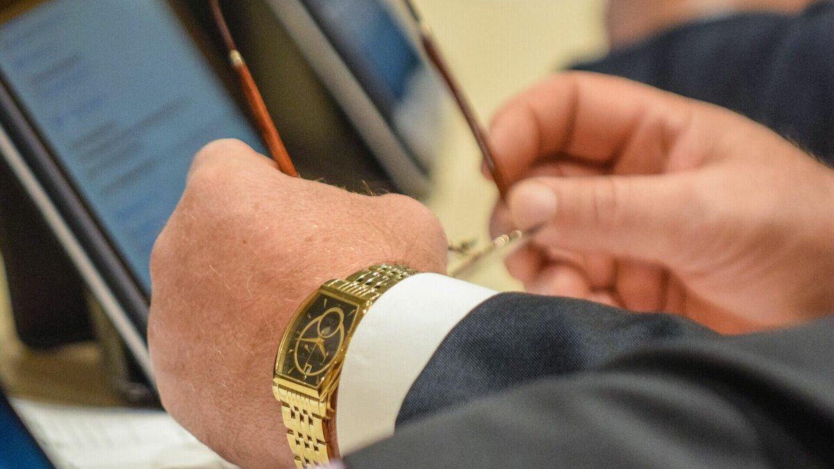     Сегодня, 3 марта, в Тюменской областной думе состоялось внеочередное заседание. Его целью стало голосование за изменения в региональное законодательство в части обнародования доходов депутатов.