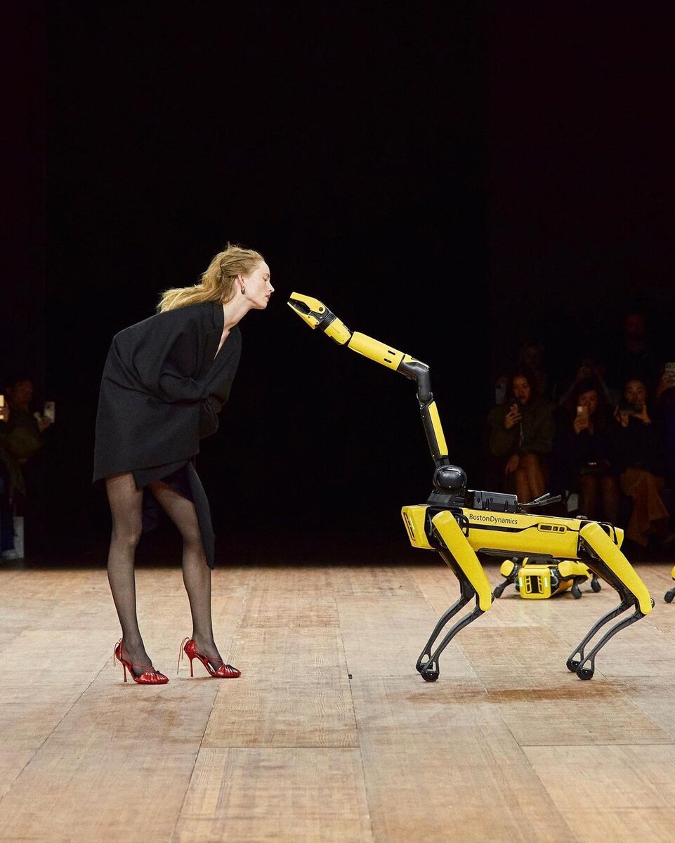    Рианн ван Ромпей и робот Boston Dynamics на показе Coperni осень-зима 2023/24@coperni