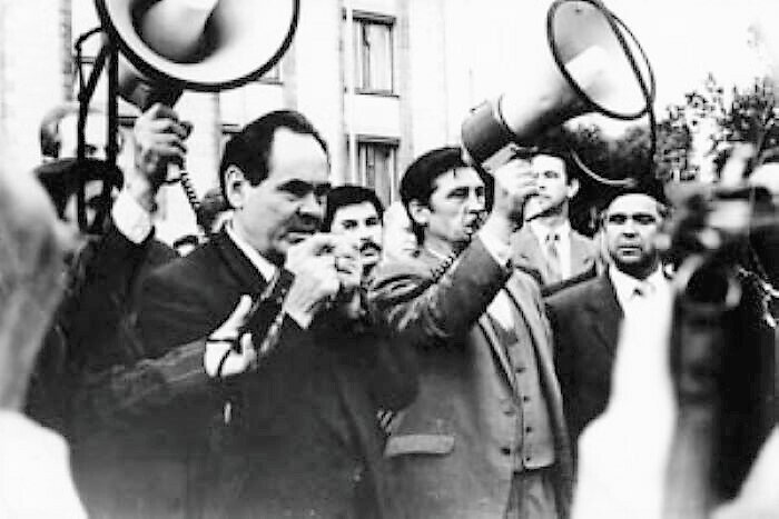 
Президент М. Шаймиев общался с народом лично. Фото: © Владимир Зотов
Источник "Казанские истории", № 6-7, 2002 год, history-kazan.ru