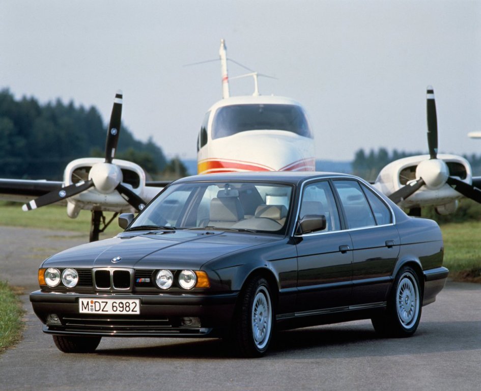 BMW M5 (E34) 1988–92 — конкурент Mercedes-Benz 500 E