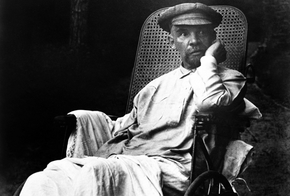 В. И. Ленин не мог ходить, целые дни проводил в кресле