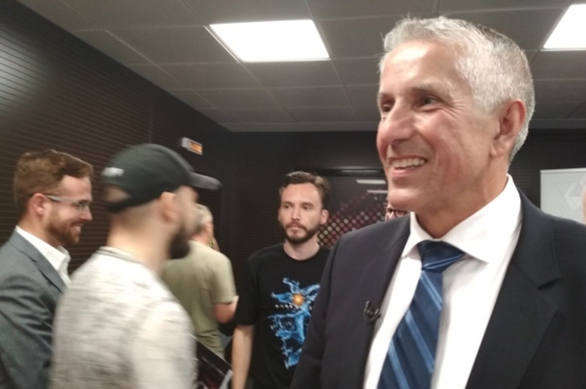    Тренер Боб Хартли посетил детский хоккейный турнир в Омске