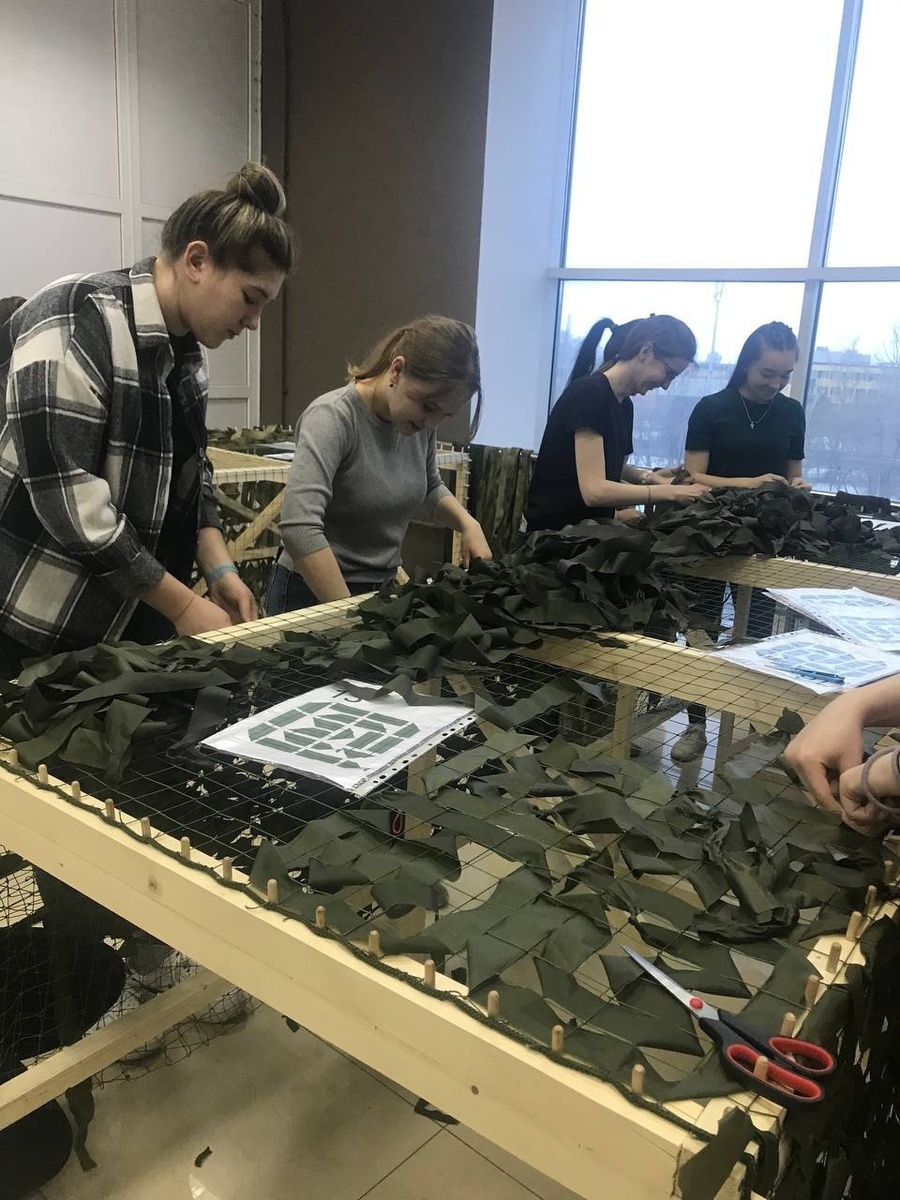  📷    В Саракташском районе в селе Черный Отрог начали плести маскировочные сети для бойцов СВО Кристина Просвиркина