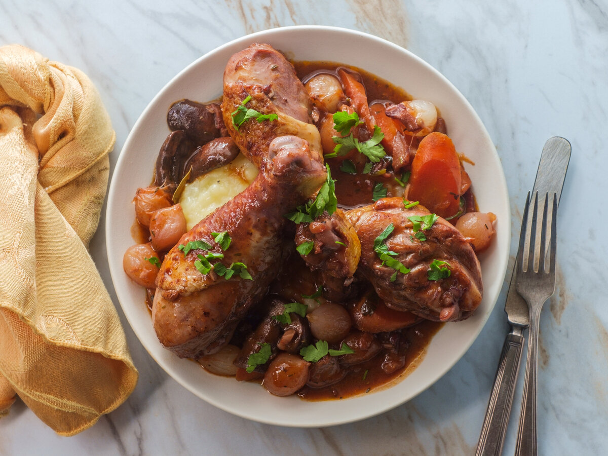 Петух в вине "Coq au Vin" рецепт.