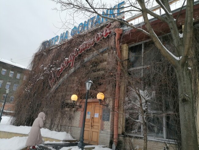 Малая сцена. Летом вся в зелени. Очень красиво