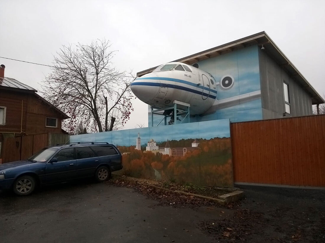 Дом с самолетом санкт петербург сергиево. Дом музей самолет Боровск. Дом самолет. Дом с самолетом в Сергиево. Дом из самолета.