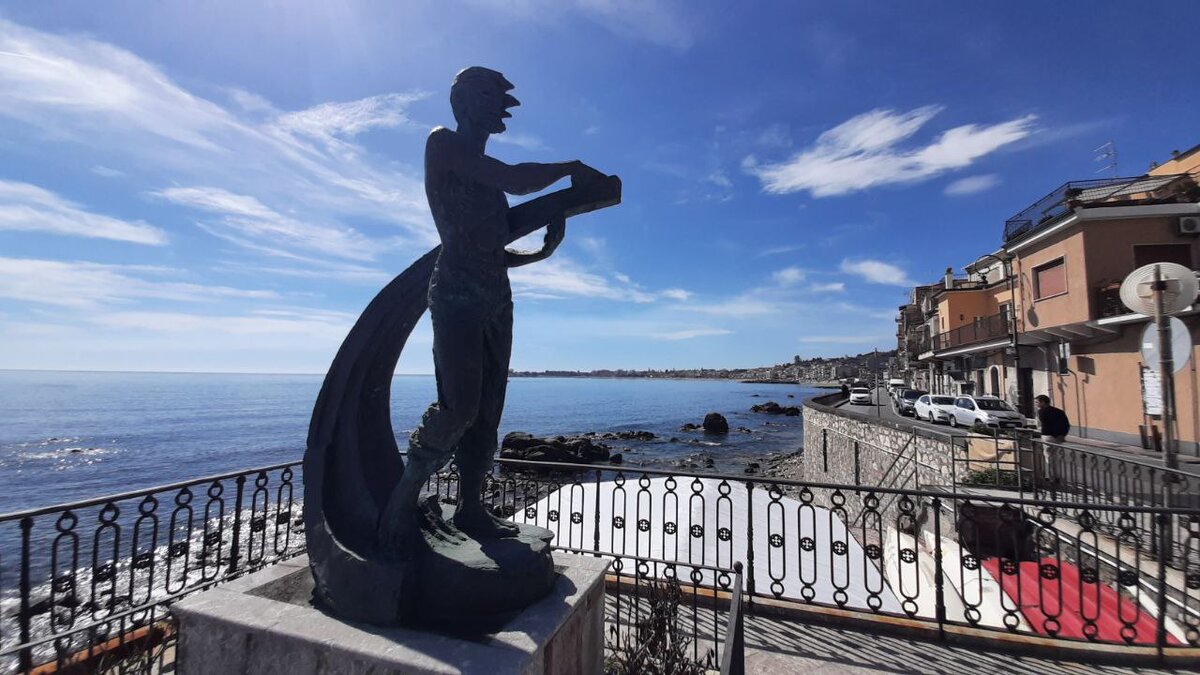 Памятник основателю Джардини Наксос