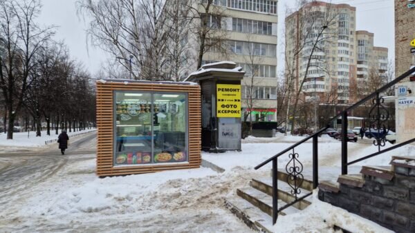 Киоск прессы переместился за киоск с шавермой и теперь просто стоит рядом