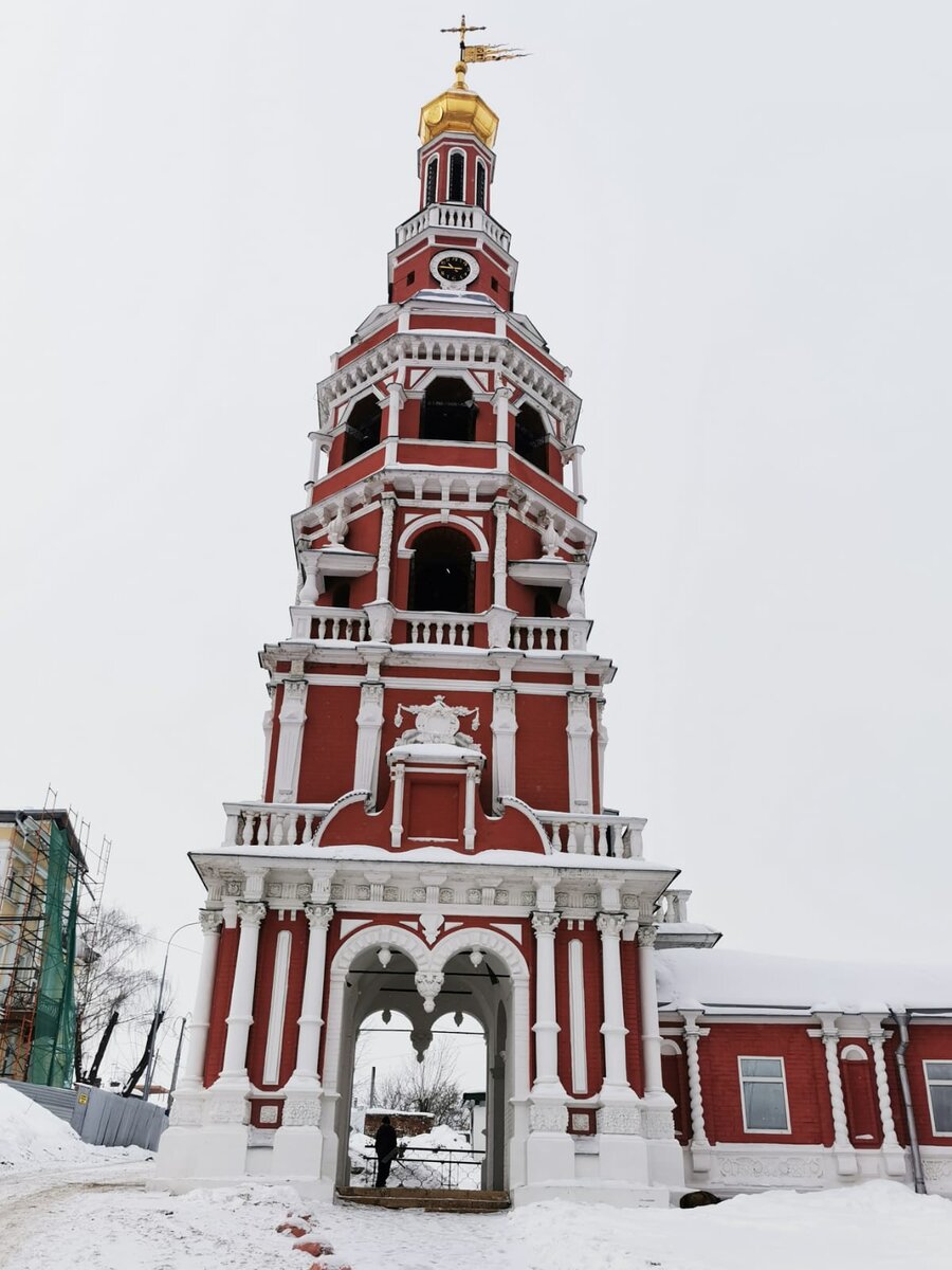 Колокольня церкви начала отклоняться от вертикали в 1860 году. К 1887 году отклонилась аж на 1,2 метра. Ее верхние ярусы разбирали и собирали заново. На фото башня церкви кривая  - не по этой причине). Из-за кривых ручек автора статьи). 