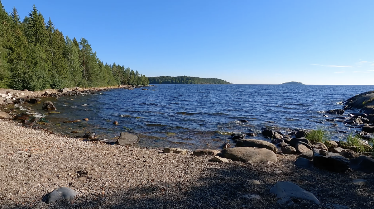 Противоположного берега не видно, складывается ощущение, что ты находишься на море 