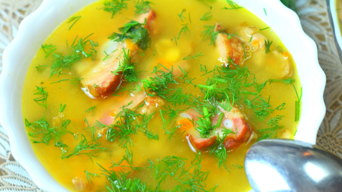 Этот супчик ей же ей очень вкусен. Суп гороховый с копченостями. Гороховый суп с рёбрышками, копчёной грудинкой и сельдереем. Гороховый суп с грудинкой копченой. Принципы Лазерсона гороховый суп.