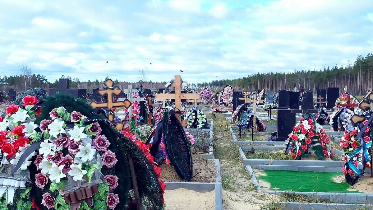     На кладбище в Свердловской области хоронят тех военных, чьих родственников не смогли найти.