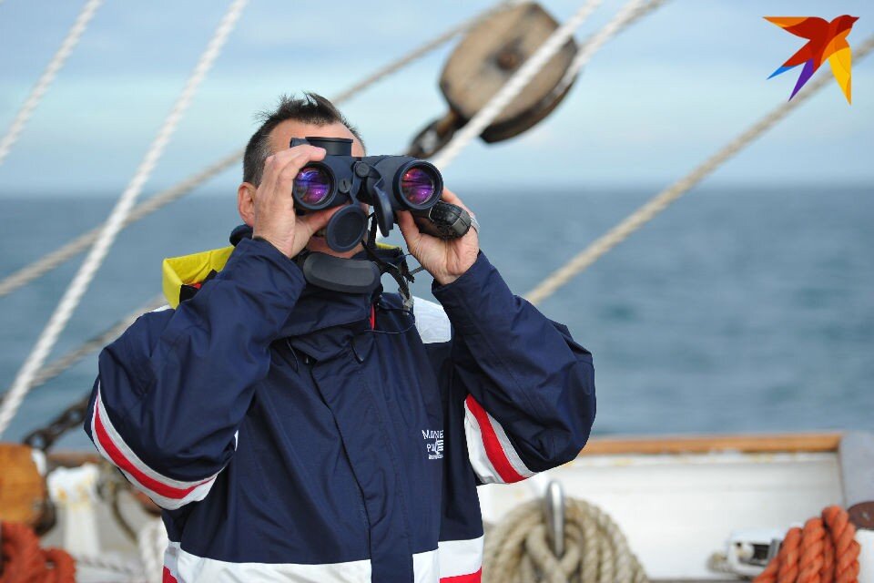     Если судовладелец заметил, что другое судно терпит бедствие, он может помочь, взяв на борт пассажиров. Иван ВИСЛОВ