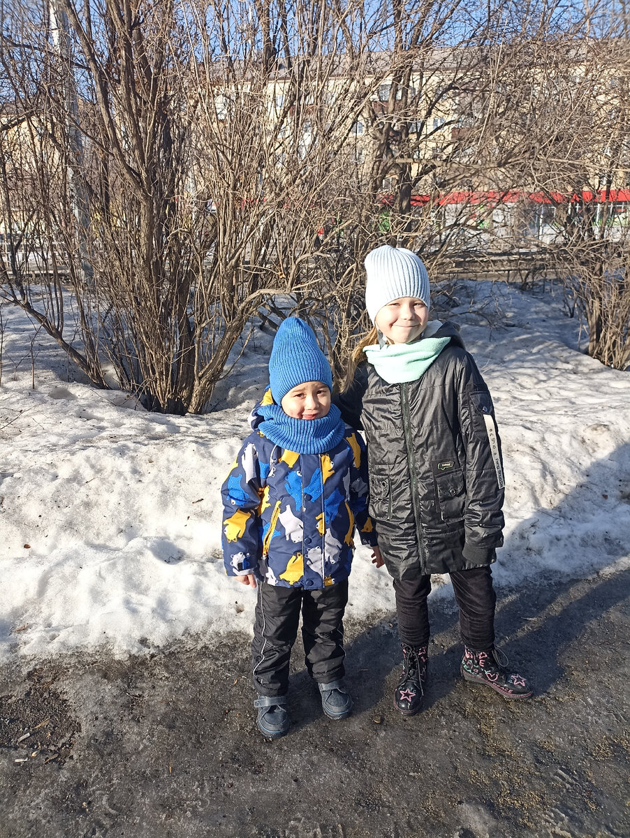 Солнце светит, у Кати цвет не передаёт 