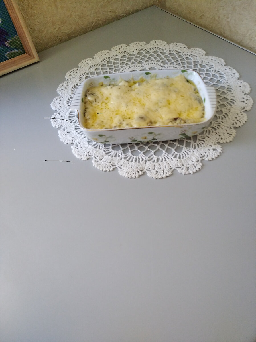 А сейчас  давайте приготовим вкусное блюдо Ингредиенты:
- шампиньоны 500г
-сливочное масло 50г
-сметана 1/2 стакана
- мука пшеничная 1/2 ст.ложки
-соль по вкусу
-укроп
-сыр твёрдый 50г
 