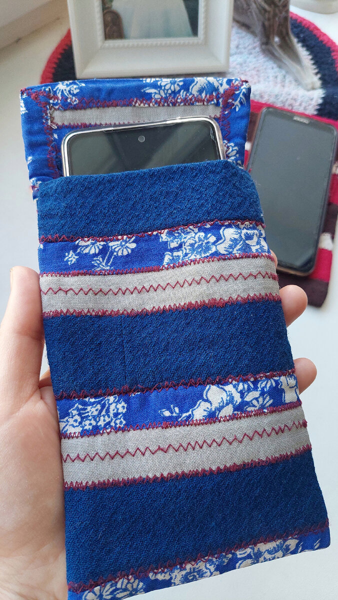 Это мой чехол, но младшая, дочь потребовала сшить и ей тоже) 