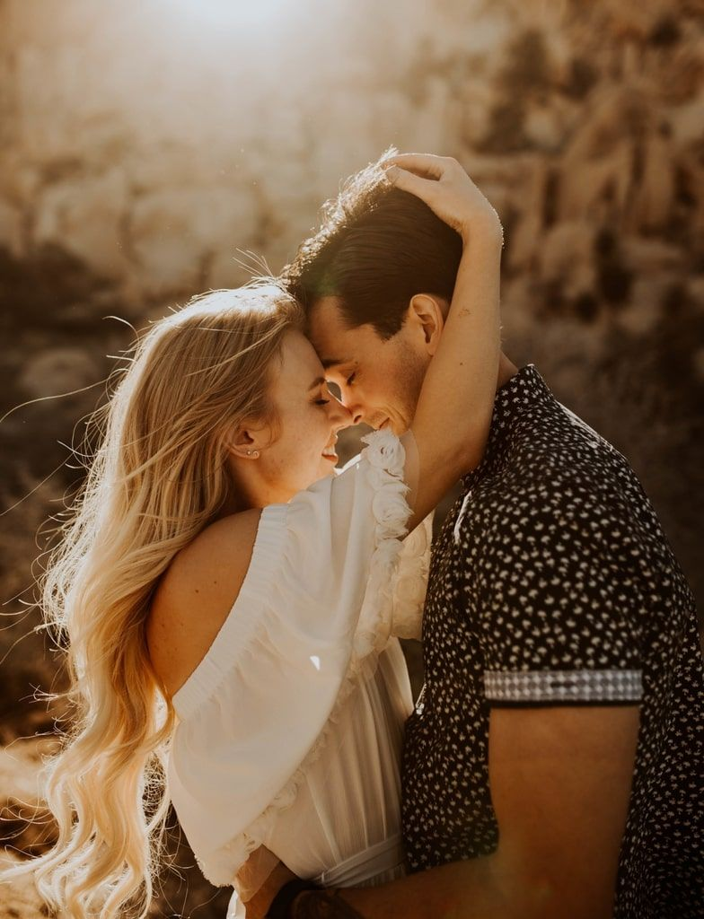 красивые счастливые пары. влюбленная женщина. женственная любовь. однополая любовь девушек. парень дарит девушке цветы.