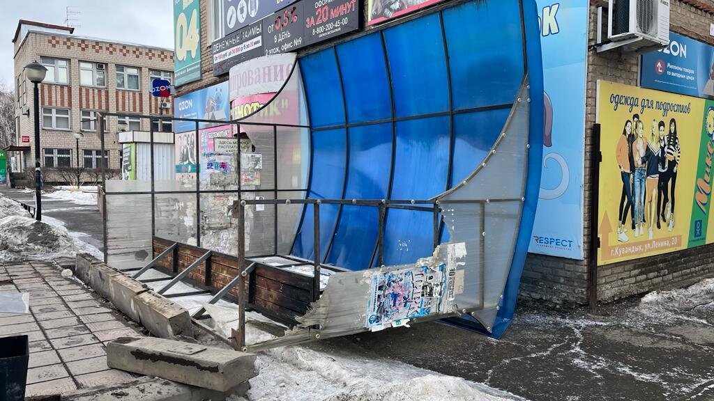    В центре Кувандыка сильный ветер повалил остановочный павильон