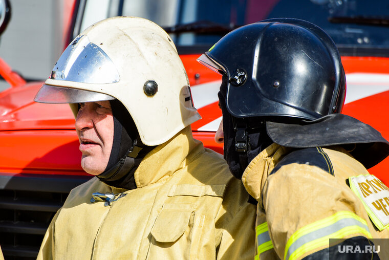    Пожарные за несколько минут развернули автолестницу и сняли ребенка с карниза дома