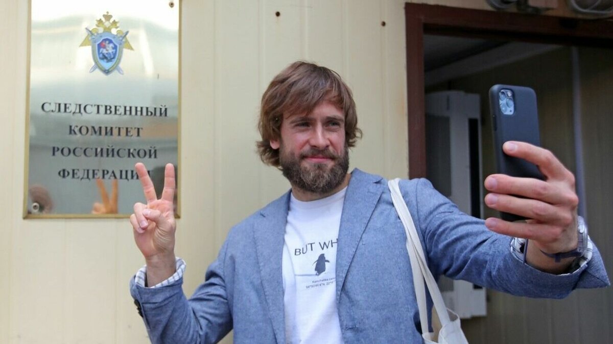     Против него было возбуждено уголовное дело по пункту "д" части 2 статьи 207.3 УК РФ “после его публикаций в социальных сетях".