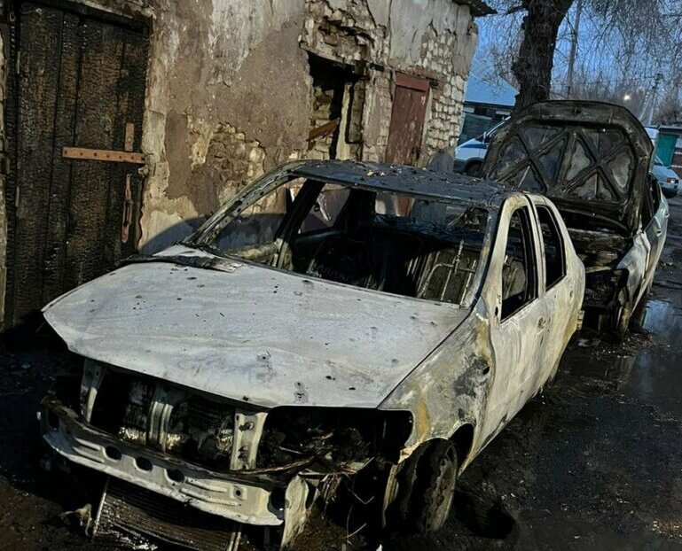    В Оренбурге неизвестный мужчина поджег два автомобиля Белов Михаил Александрович