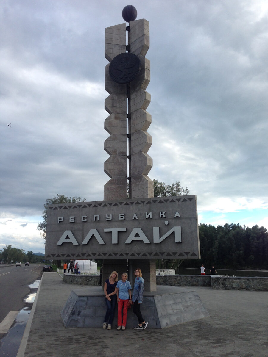 На фото, кстати, две мамы и две дочи. А человека — три. Как так? ;)