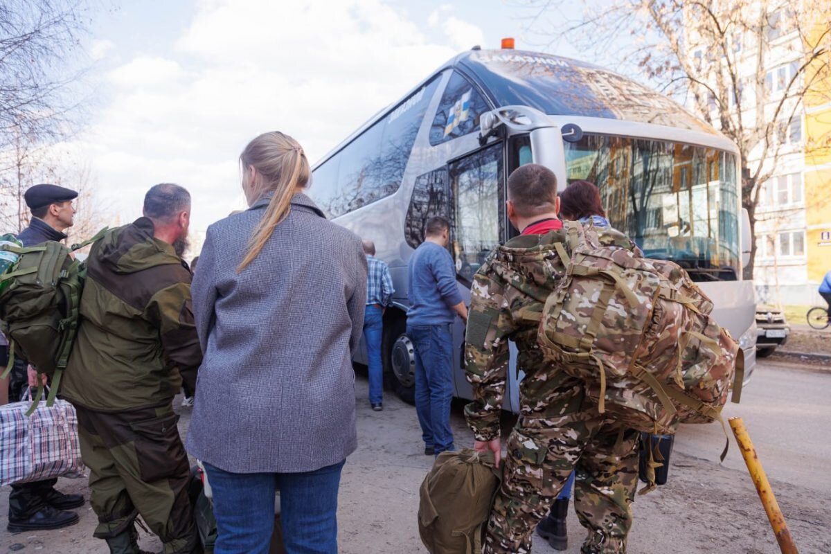    Перед отправкой будущим бойцам провели инструктаж и выдали «рюкзак губернатора» Анастасия Красушкина