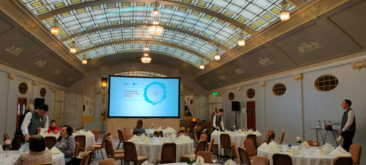 Зал под стеклянной крышей