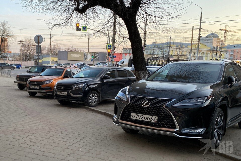     Сразу несколько автомобилей припарковались на тротуаре в центре Рязани на улице Каширина.