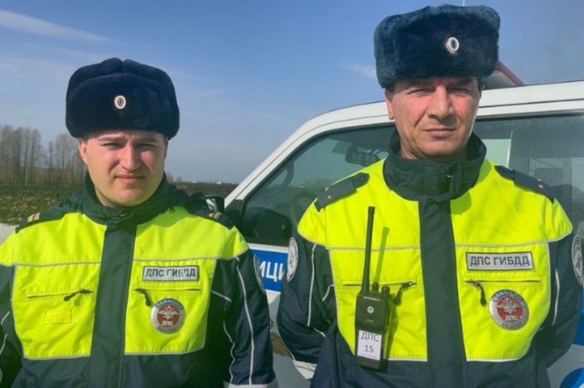    На Урале инспекторы ДПС помогли спасти автомобиль во время пожара