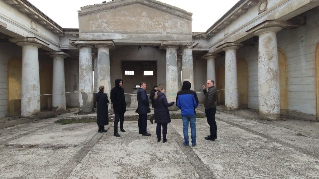 Форумчане заехали взглянуть на пантеон.... (фото из личного архива участника форума)📷     Волжский мортуарий не щадит ни время, ни память…
