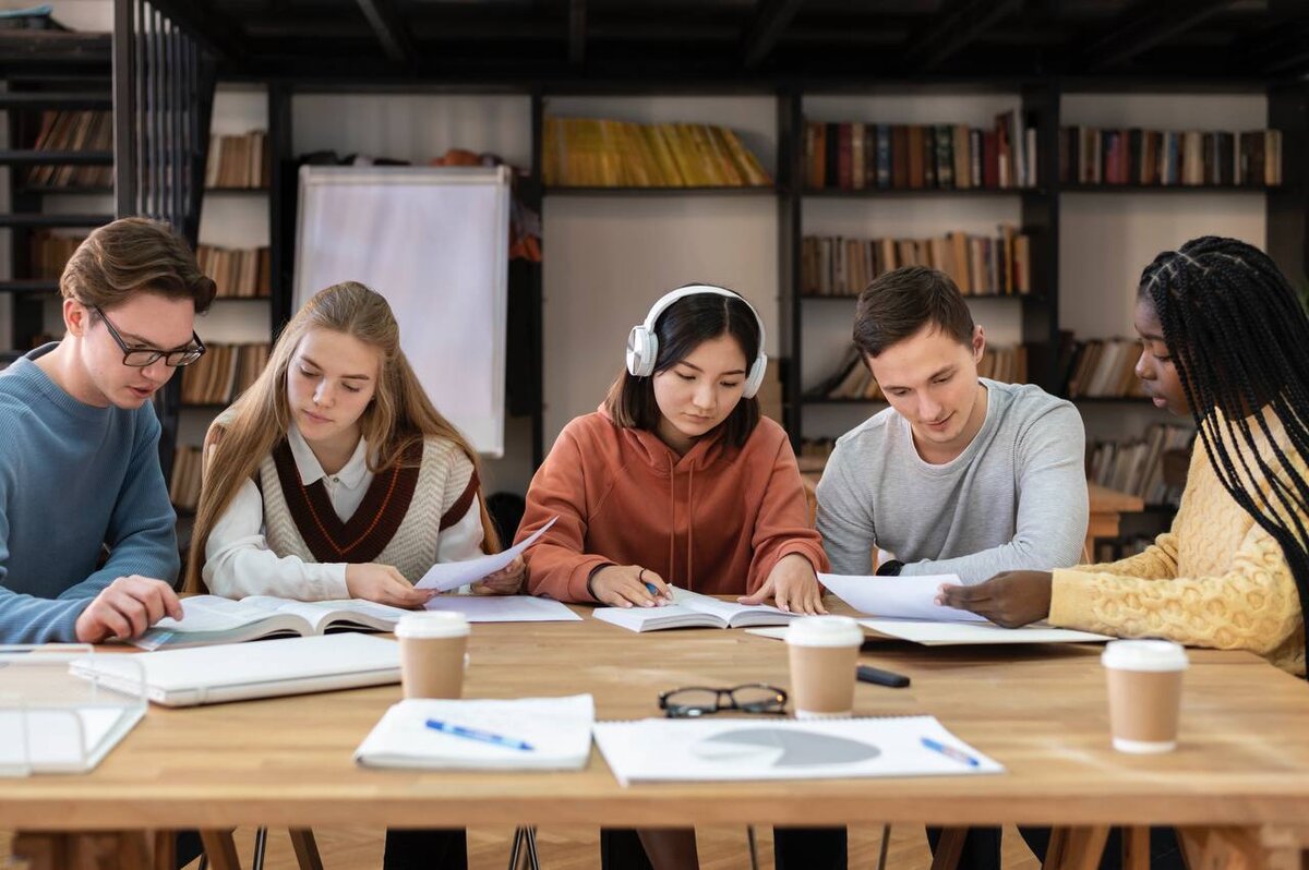 Изображение от <a href="https://ru.freepik.com/free-photo/young-students-learning-together-during-a-group-study_21076687.htm#query=Students&position=18&from_view=search&track=sph">Freepik</a> 