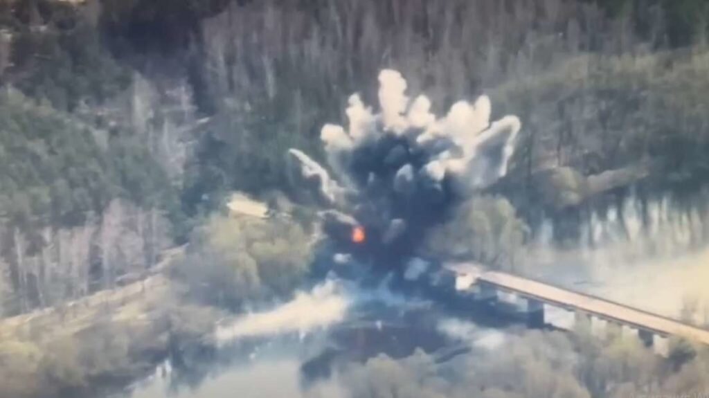    Военкор Поддубный: Су-34 поразил на Черниговщине мост, который украинские диверсанты использовали для нападения на брянское приграничье avchernov