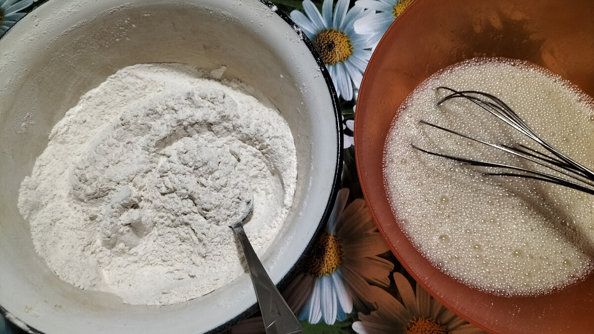 Мука смешана с дрожжами, в молоко введены сахар, ванильный сахар, соль и яйца