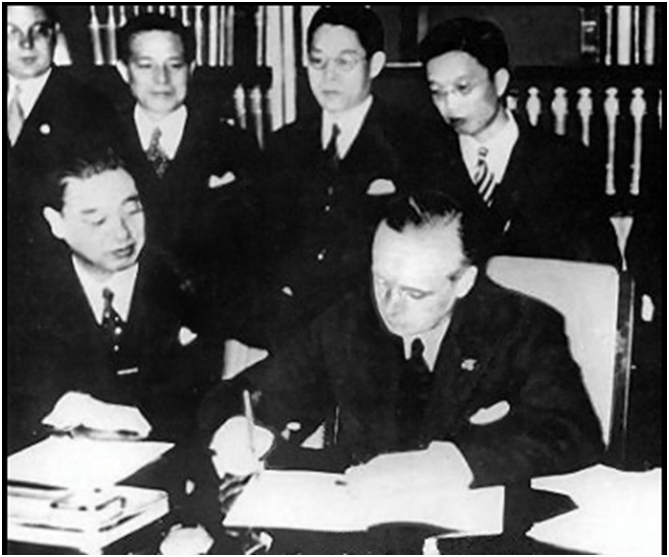 Кинтомо Мусякодзи и министр иностранных дел Германии Иоахим фон Риббентроп подписывают Антикоминтерновский пакт