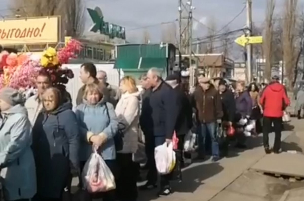    В Курске на Пасху собрались большие очереди на автобусы до кладбищ