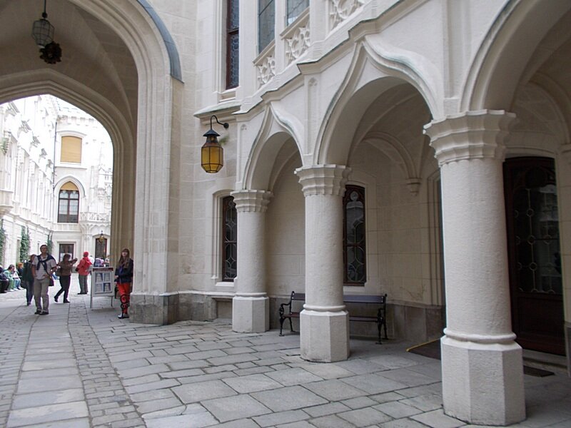 Переходы во внутреннем дворике замка