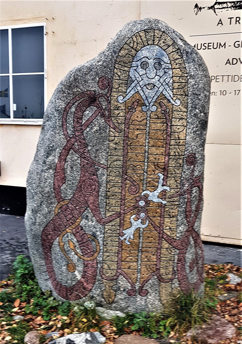 Рунный камень в входа в Vikingaliv