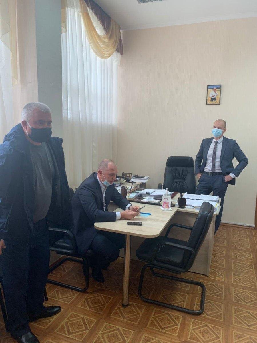 Неизвестные силовики в кабинете главврача омской БСМП №1. Фото © Кира Ярмыш