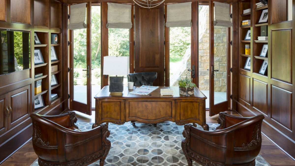 Мяшкие кресла мало того что будут неуместно смотреться, так они ещё и тяжёлые и ложные в уходе. Даже в зоне отдыха я рекомендовал бы не всегда устанавливать мягкие кресла.