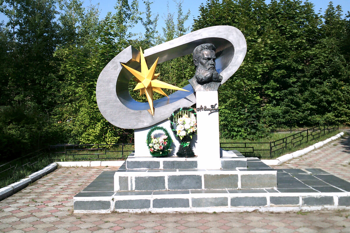 Памятник Бенардосу в Лухе
