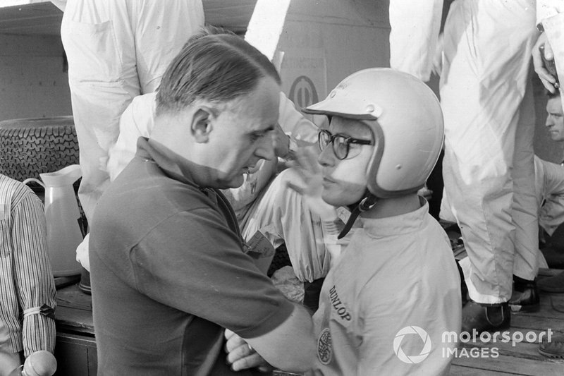 Джон Уайер (слева) был связан с GT40 на протяжении 6-и лет. Он начал работать с машиной в 1963-м – и под его же руководством была одержана последняя победа в «Ле-Мане» в 1969-м, когда Шелби уже и думать об этой гонке забыл. Места в фильме Уайеру не нашлось