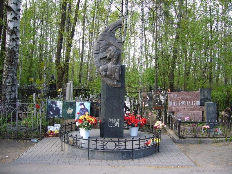 Где похоронен цой. Богословское кладбище Виктор Цой. Богословское кладбище Санкт-Петербург могила Цоя. Могила Виктора Цоя на Богословском кладбище. Могила Виктора Цоя в Санкт-Петербурге