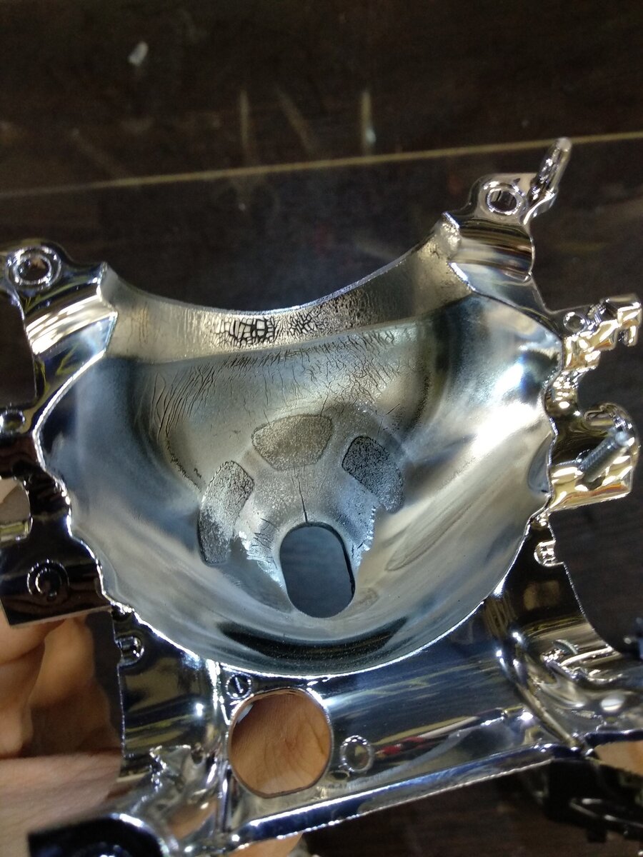 Видите что с отражателем происходит? К сожалению, он уже ничего толком не отражает, поэтому и получается, что света нет.