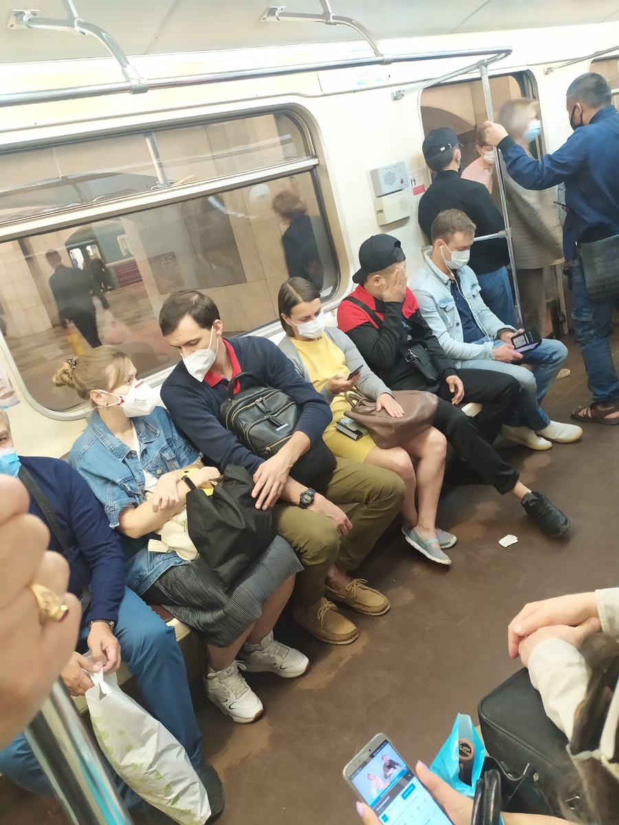 Многие в масках. Люди больше бояться штрафа, нежели заразиться