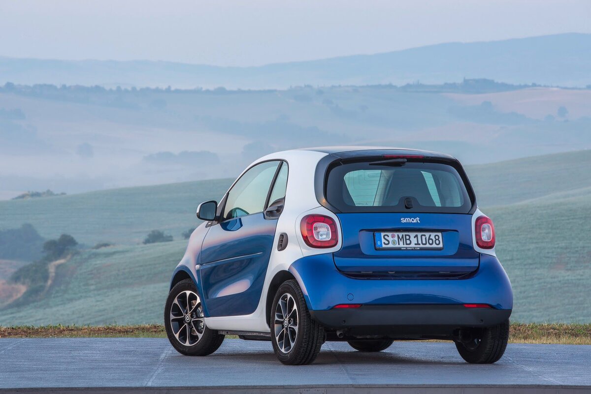 Эта маленькая двухместная машинка вполне заслуживает женского внимания. Размеры этой машинки настолько невелики, что он кажется игрушечным в сравнении со всеми остальными легковыми машинами. Однако за этой миниатюрностью скрывается комфортабельность и безопасность, к которой марка Mersedes всегда подходит с особой осторожностью и вниманием.