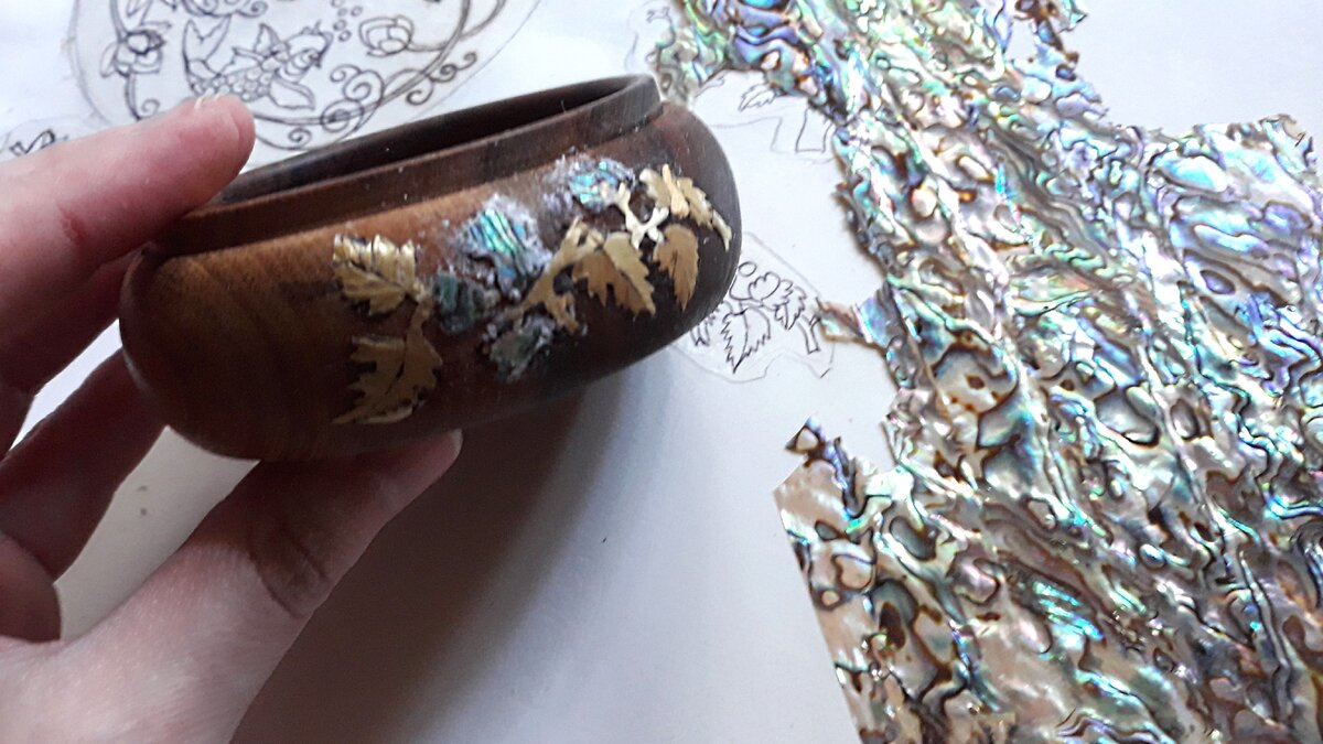 "черновая" наклейка перламутра на шкатулку