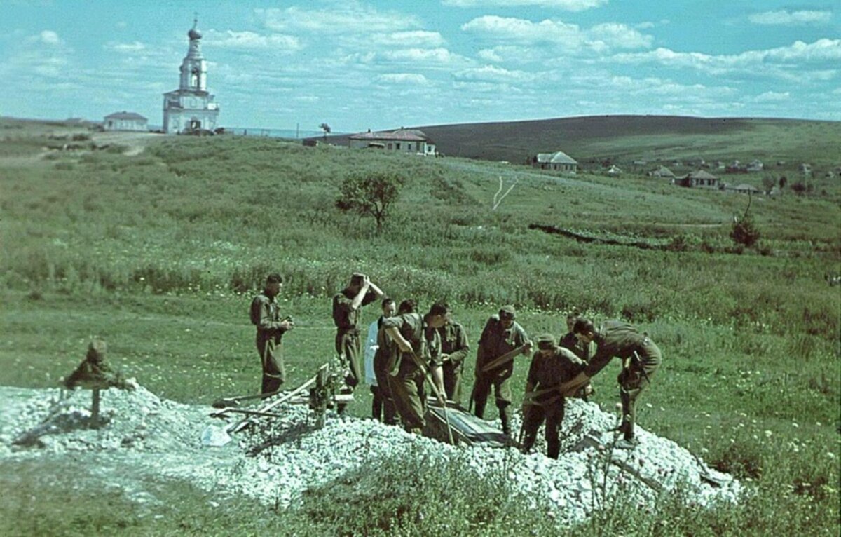 Каменский район, 1942 г. Оккупанты хоронят своего в чужой земле.