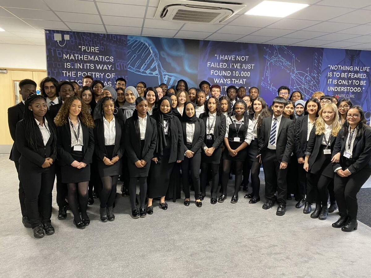 Выпускники европейского вуза.